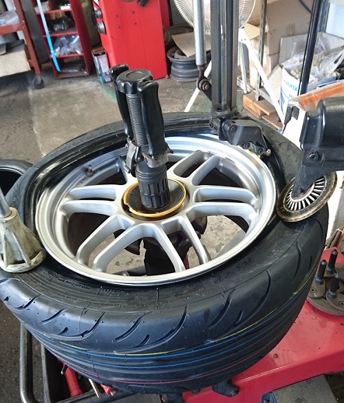 国産タイヤと激安で人気のアジアンタイヤの違いについての説明です 値段以上の差があるのでしょうか